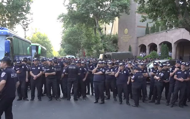 Ermənistan İstintaq Komitəsinin binası ətrafında saxlanılanlar var