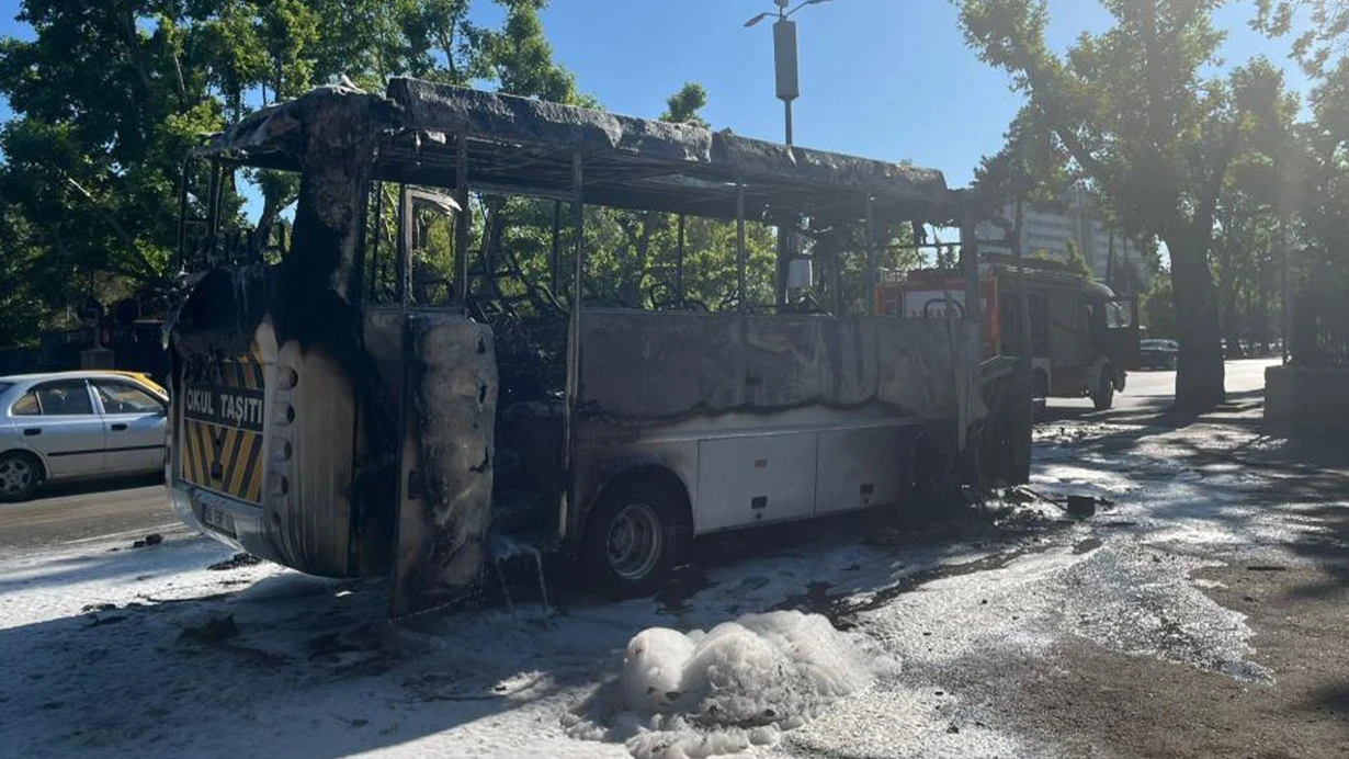 Mikroavtobus yandı - Xəsarət alan var