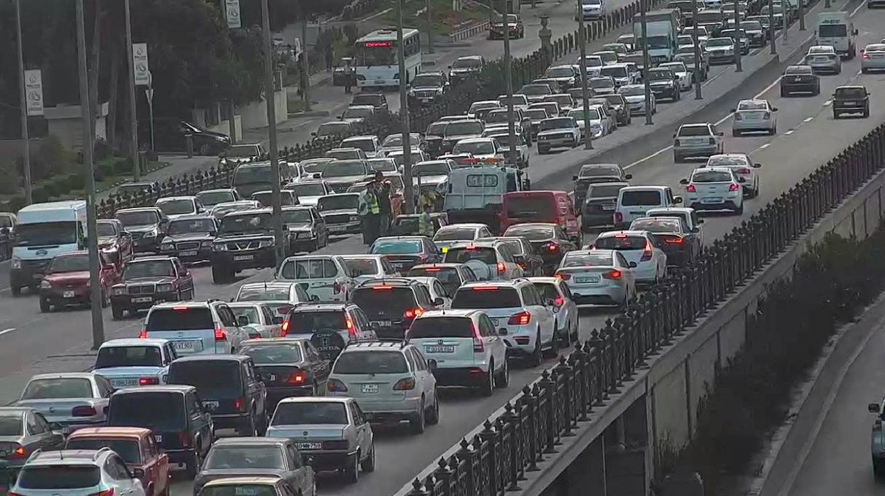 Hazırda 16 istiqamətdə tıxac var - SİYAHI