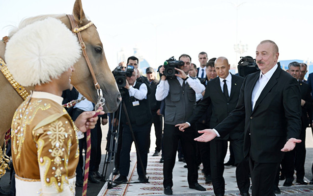 İlham Əliyevə “Axaltəkə” atı hədiyyə edildi - YENİLƏNİB