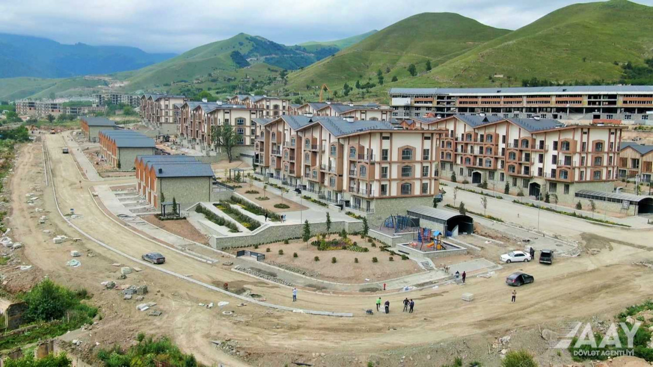 Kəlbəcər şəhər yollarının tikintisi sürətlə və keyfiyyətlə aparılır - VİDEO/FOTO