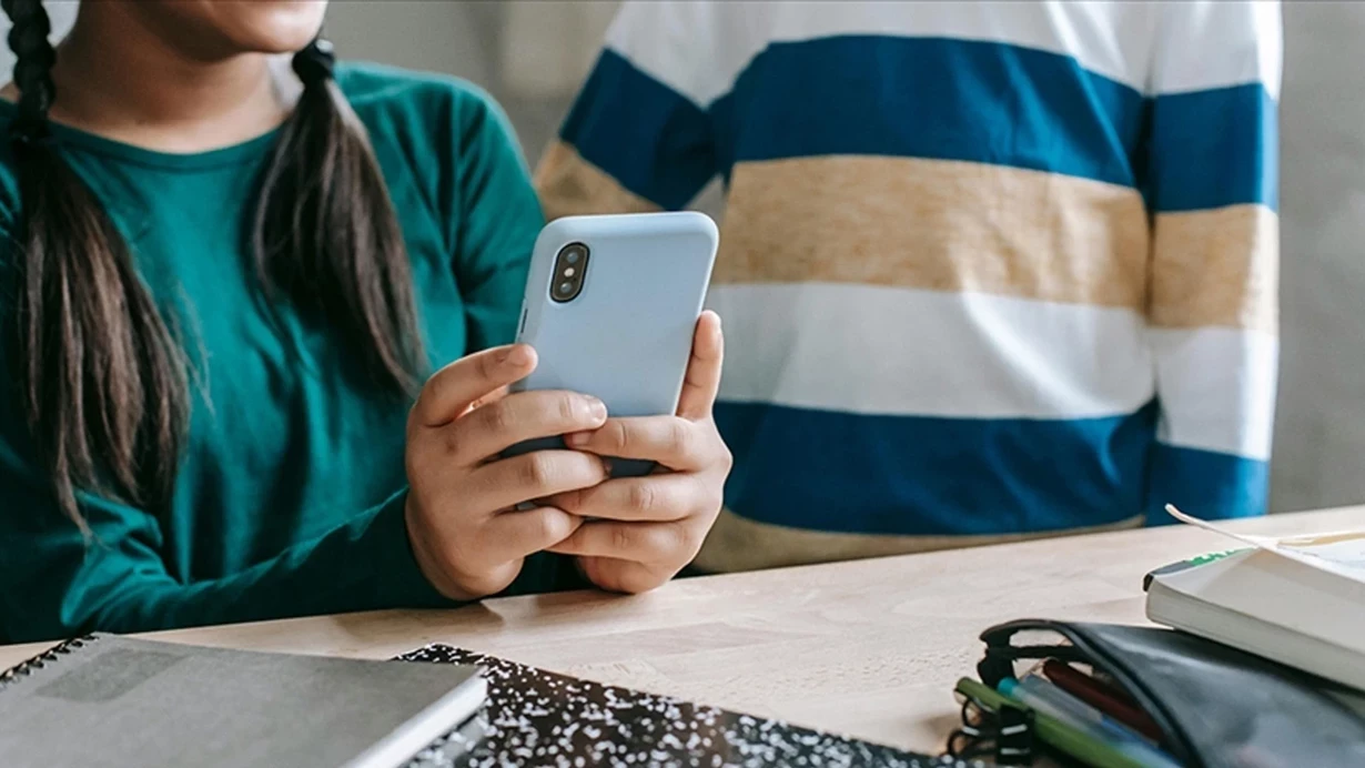 Bu ölkədə də məktəblərdə smartfonlardan istifadə qadağan edildi