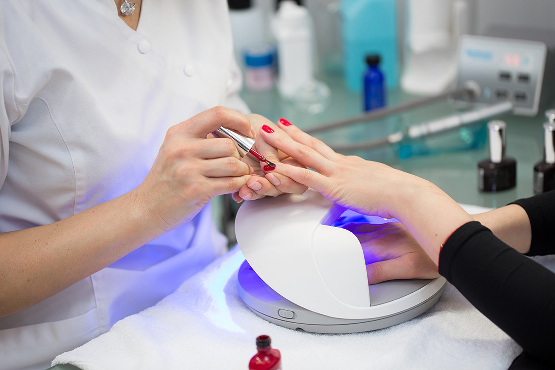Gözəllik saydığımız prosedur ciddi risk daşıyır - Dermatoloqdan XƏBƏRDARLIQ
