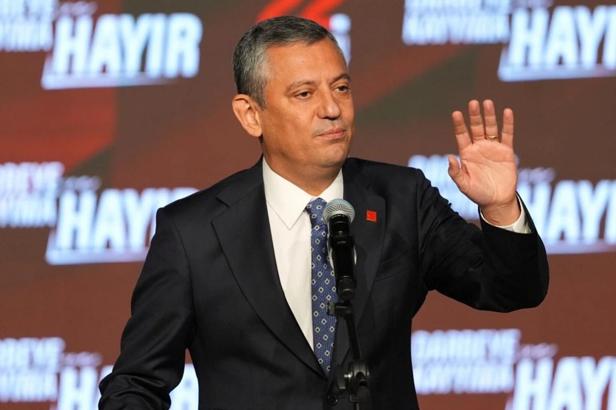 Özgür Özel yenidən CHP sədri seçildi