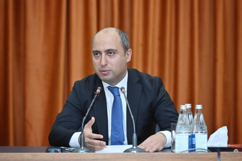 “Orta məktəblərdə pul yığılması halları var” - Emin Əmrullayev