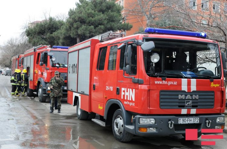 Bakıda yaşayış binasında yanğın - 5 nəfər təxliyə edildi