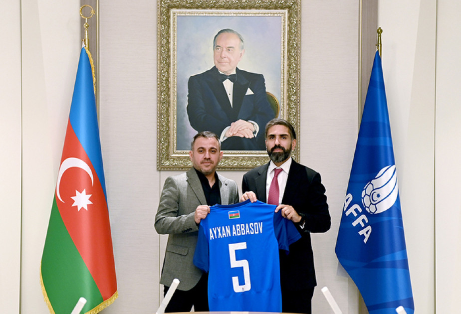 Ayxan Abbasov millimizin baş məşqçisi təyin olundu