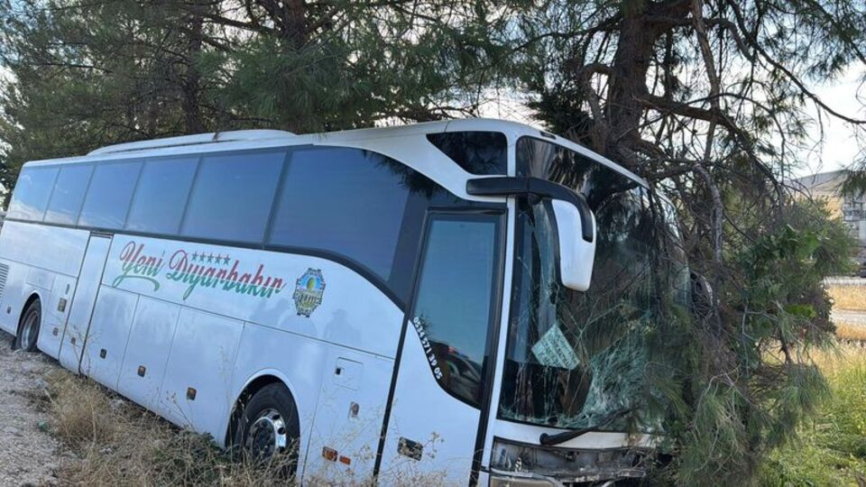 Avtomobillə avtobus toqquşdu - Avtomobildə olan hər kəs öldü