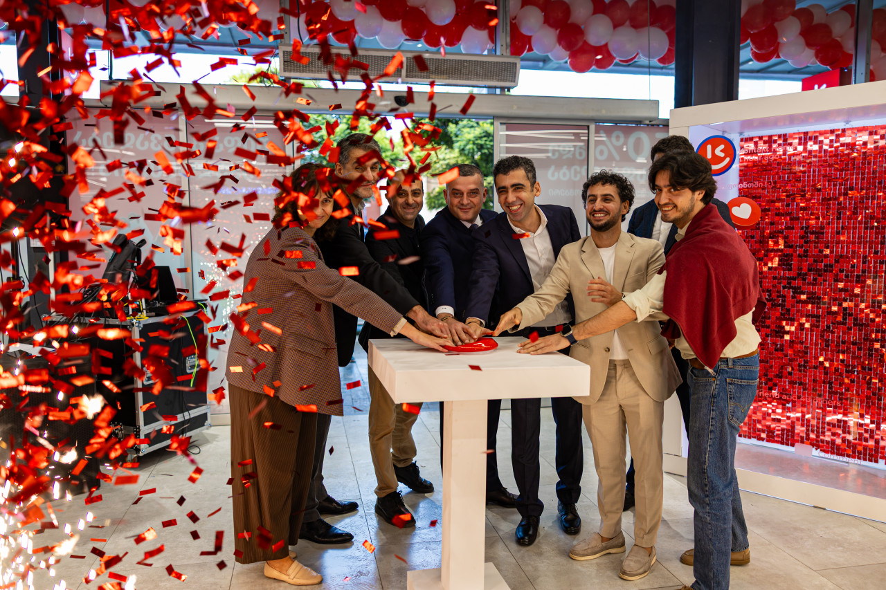 “Kontakt” Gürcüstanın ən böyük mall-larından birində mağaza açdı