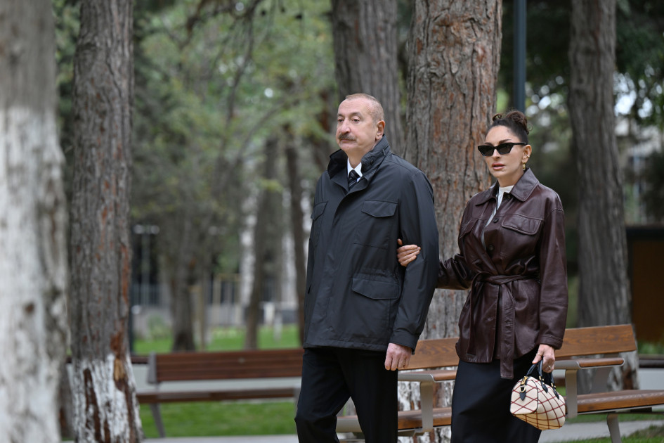 İlham Əliyev xanımı ilə parkın açılışında - FOTOLAR