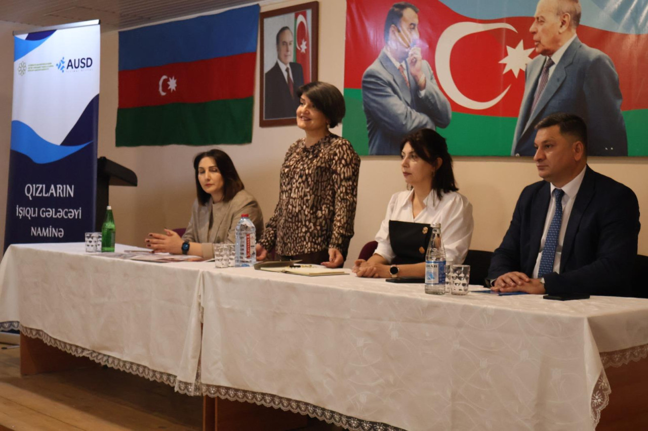 “Qızların işıqlı gələcəyi naminə maarifləndirmə” layihəsi çərçivəsində tədbirdən FOTOLAR