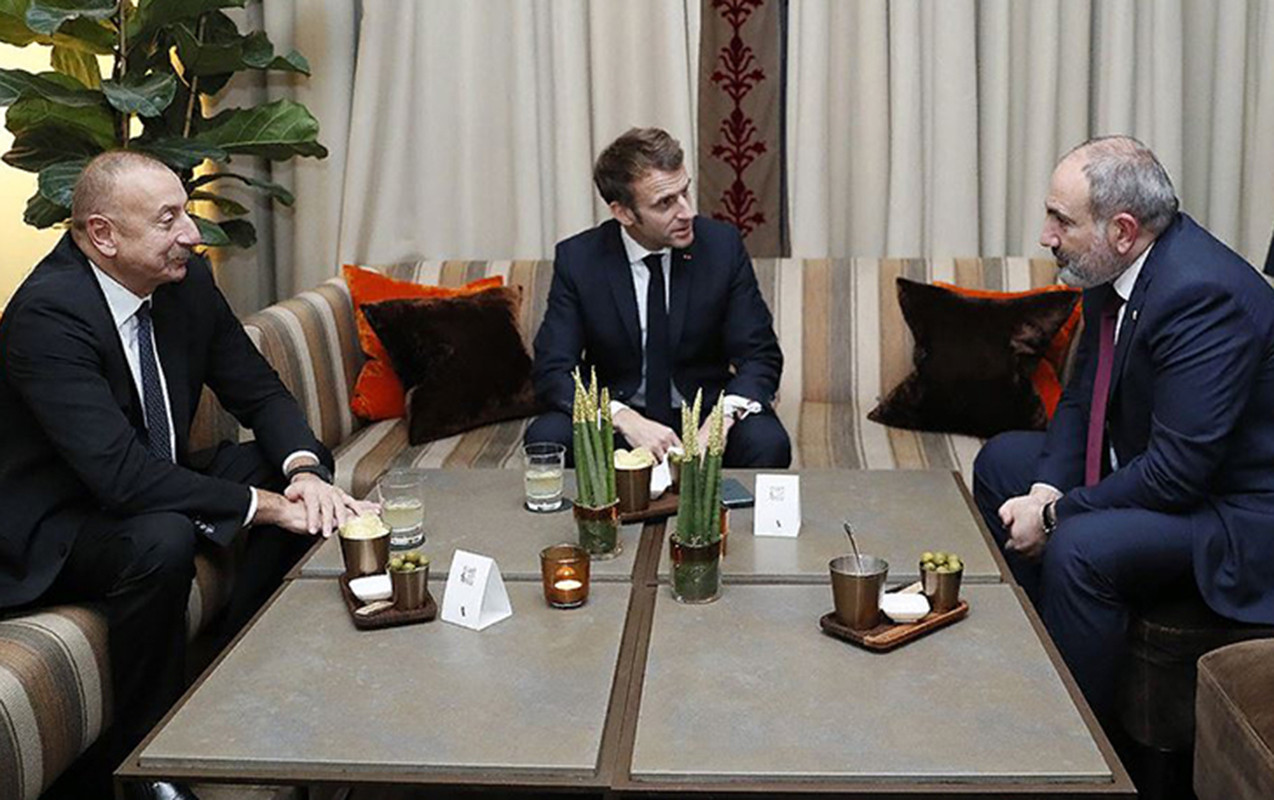 Makron Əliyev və Paşinyanı sülhə görə təbrik etdi