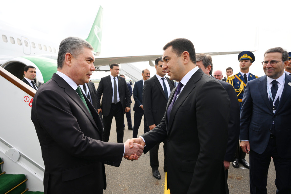 Qurbanqulu Berdiməhəmmədov Azərbaycana gəldi