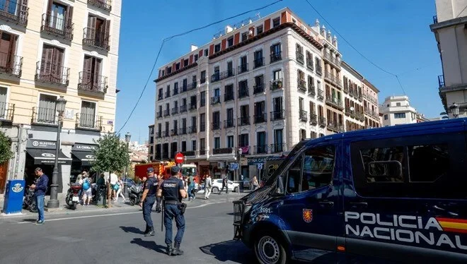 Madriddə 6 mərtəbəli bina uçdu - Ölənlər var