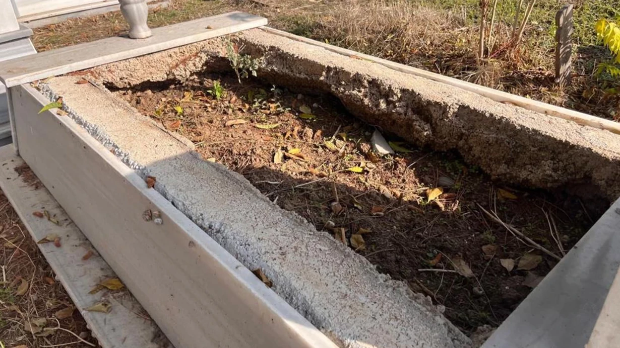 Qəbirstanlıqdakı mərmərləri söküb evinin həyətinə düzdü - Şok olay!