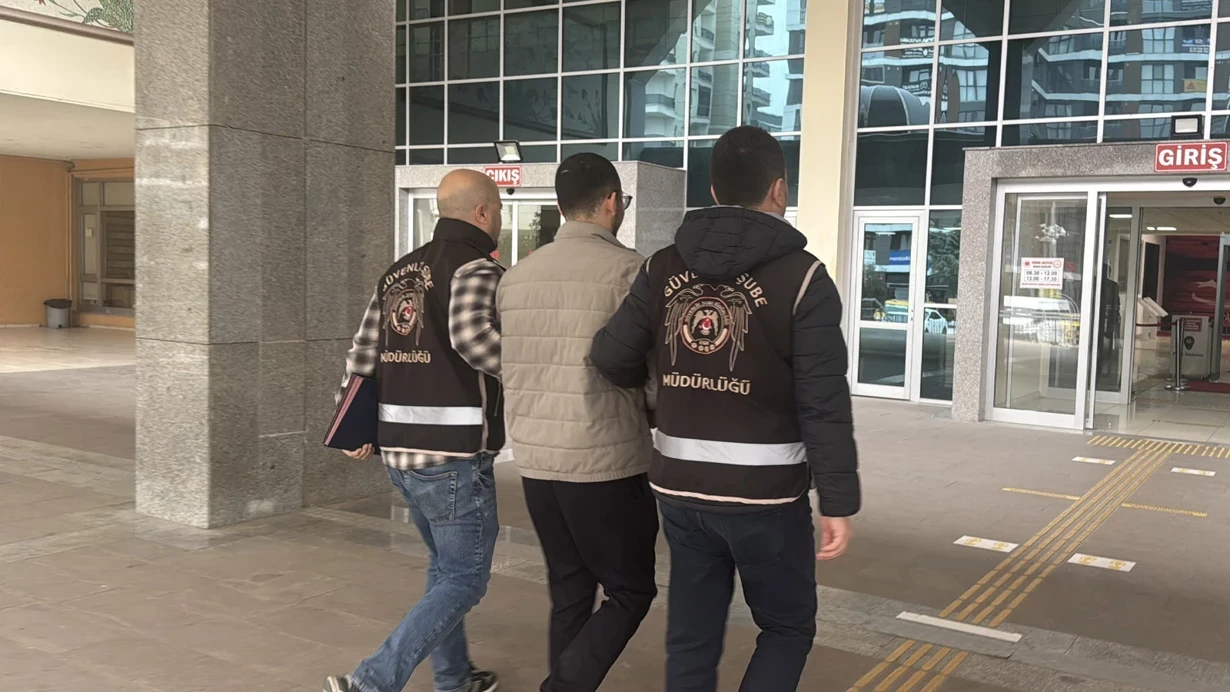 Partiyə molla paltarı geyinib gəldi - Həbs olundu 