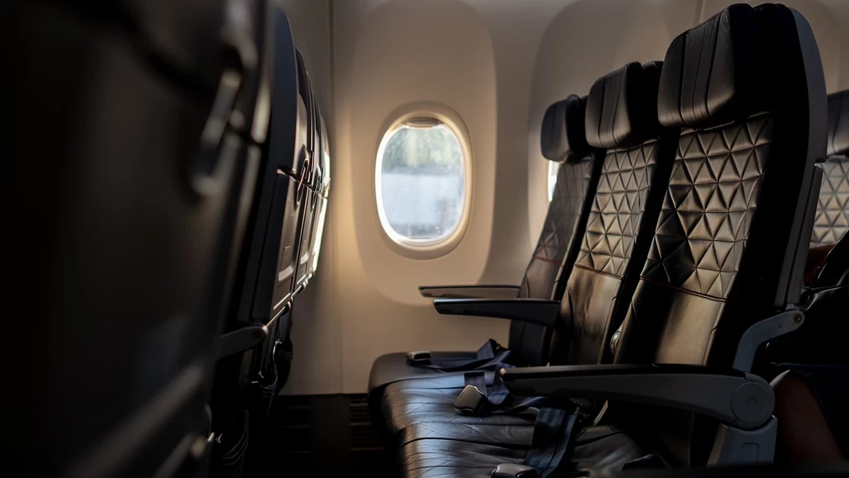 Təyyarədə DƏHŞƏT! Əlindəki çəngəllə görün nə etdi