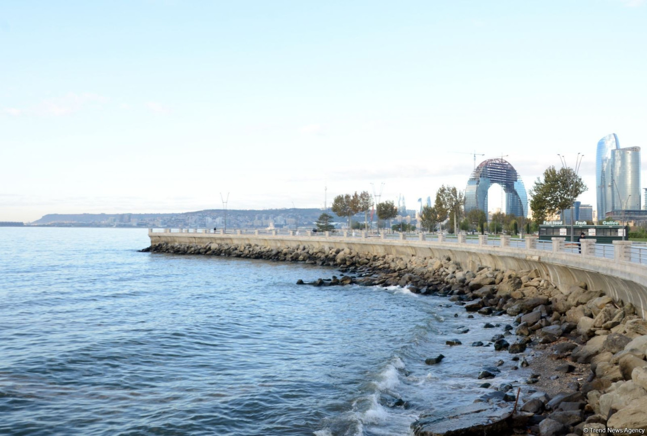 Bulvarda dənizə düşən gənclər belə xilas edildilər - VİDEO