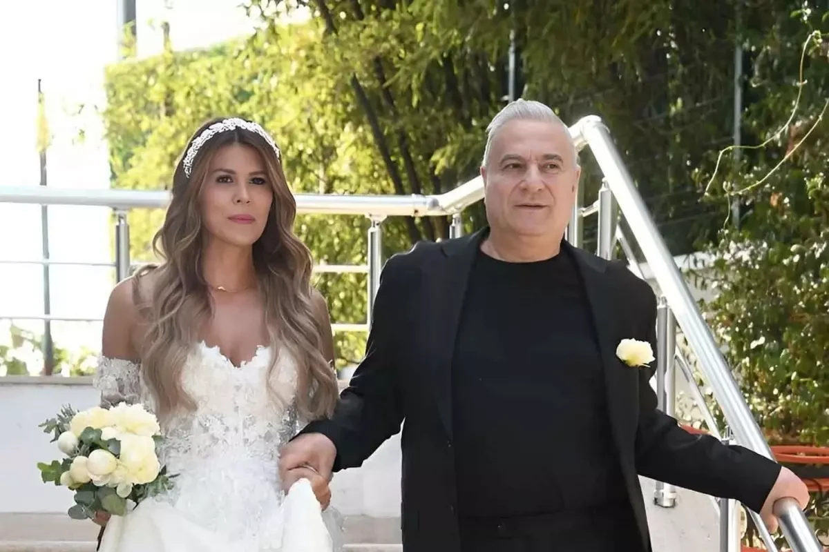 Mehmet Ali Ərbildən həyat yoldaşına dodaquçuqladan hədiyyə - FOTO