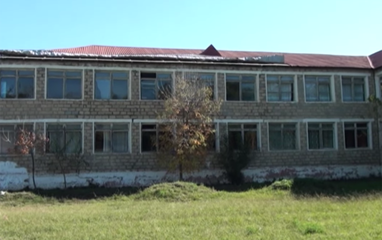 Bu məktəbdə dərslər dəhlizdə keçirilir - VİDEO