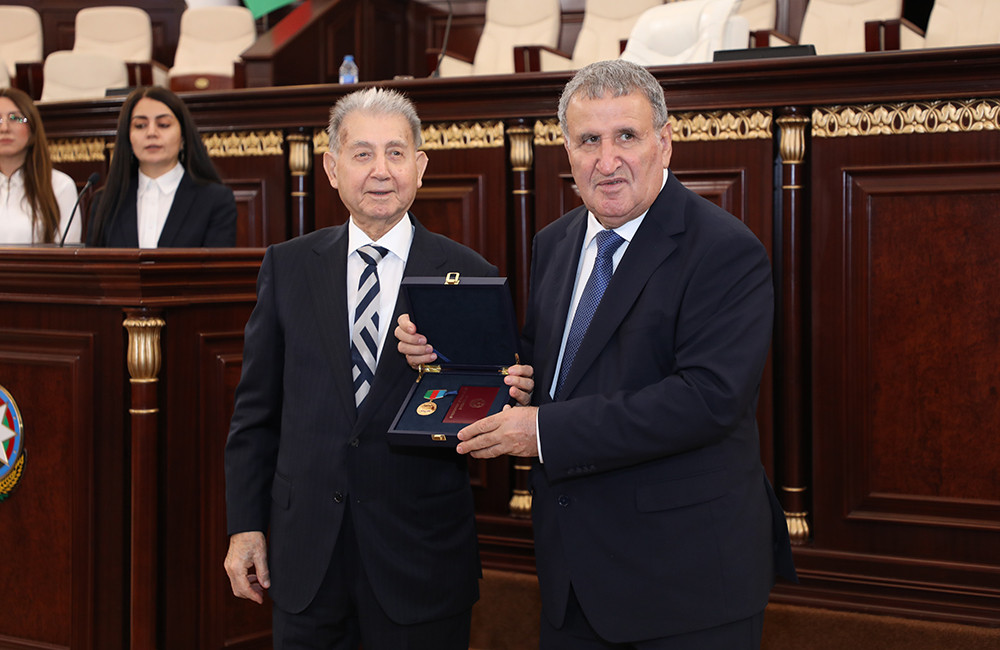 İsa Həbibbəyli Akif Əlizadəni təltif etdi