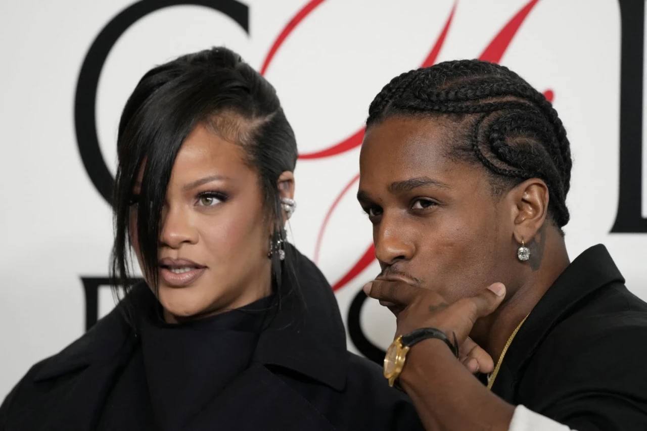 Rihanna üçüncü uşaqdan sonra qırmızı xalıda - FOTO