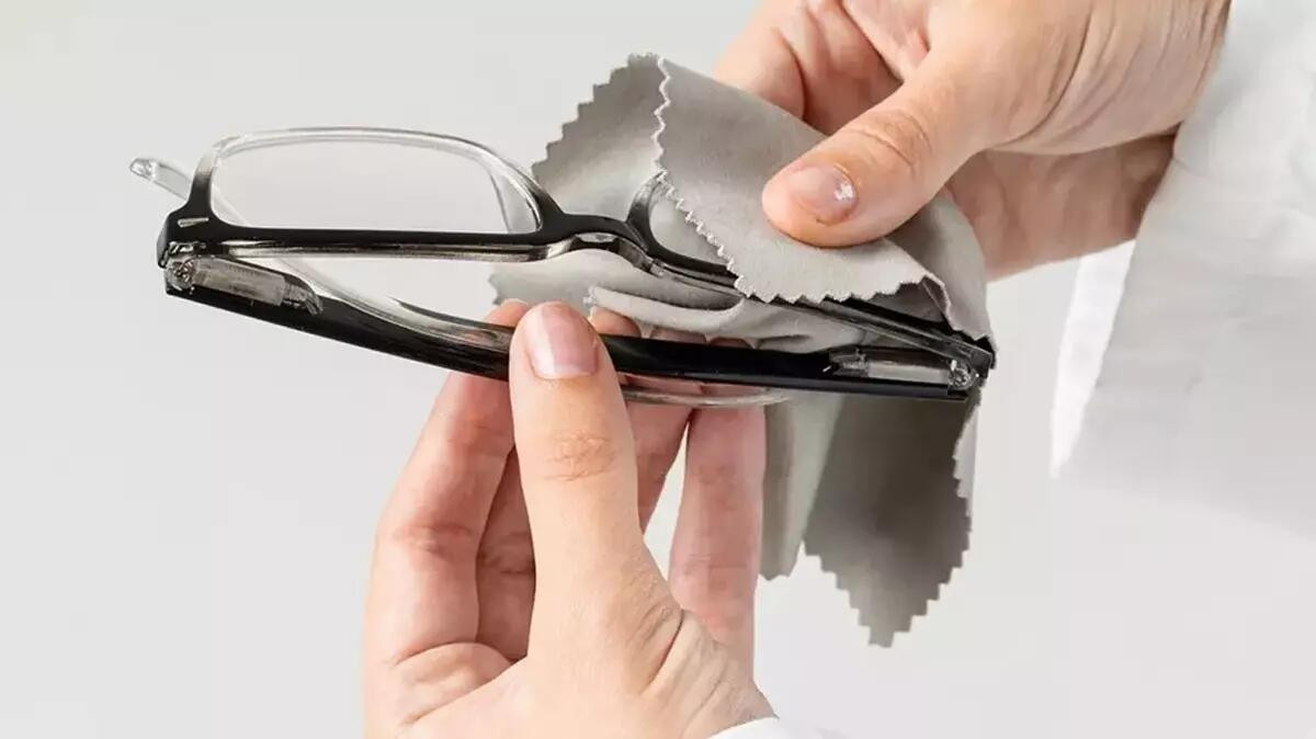 Eynək şüşəsini təmizləməyin ən asan yolu