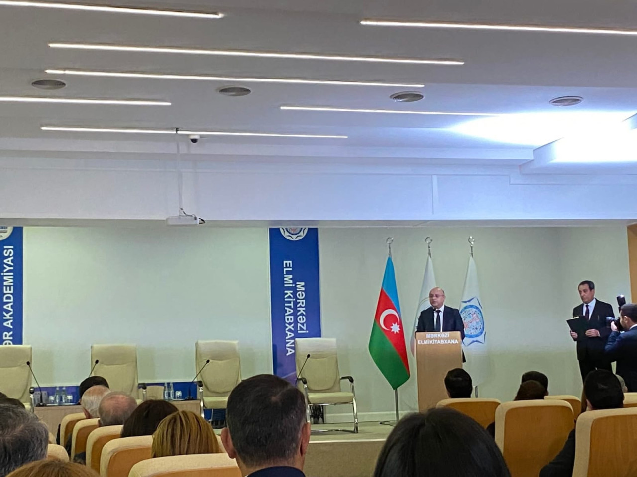 “Mediada xarici sözlərin yersiz işlədilməsi ədəbi dilin normalarını pozur”