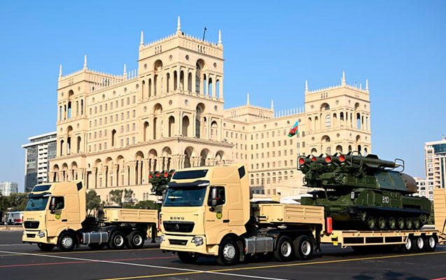 Bakıdakı paradda nümayiş etdirilən silah sistemləri Azərbaycanın hərbi qüdrətinin əyani göstəricisidir