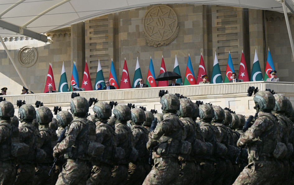 Bu ölkələrin rəsmiləri də paradı izlədi&nbsp;