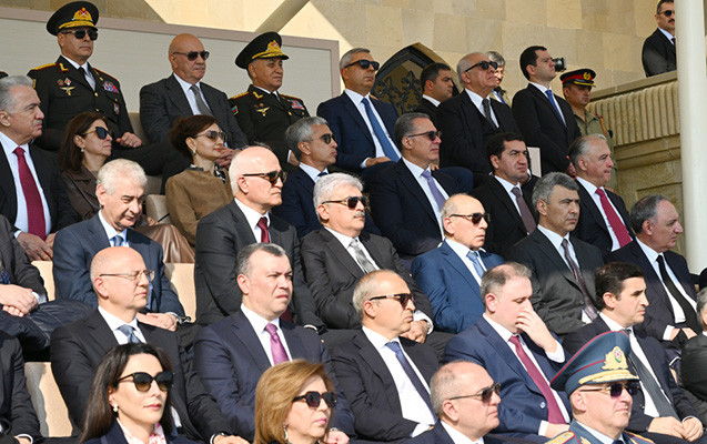 Rəsmilər paradda - Fotolar