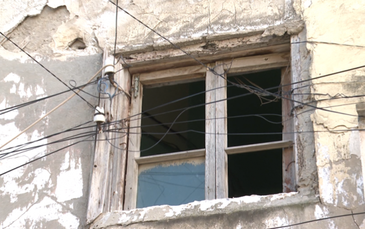 Bu bina hər an yana bilər – VİDEO