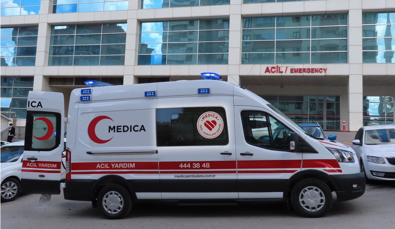 Türkiyədə DƏHŞƏT: Küçədə arvadının boğazını kəsdi