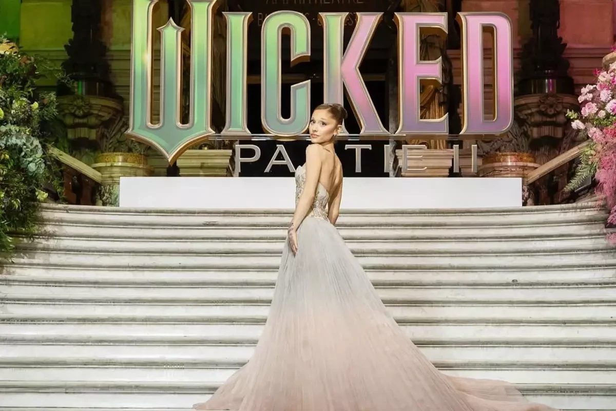 Dünyaca məşhur ulduza heyranları hücum etdi - FOTO