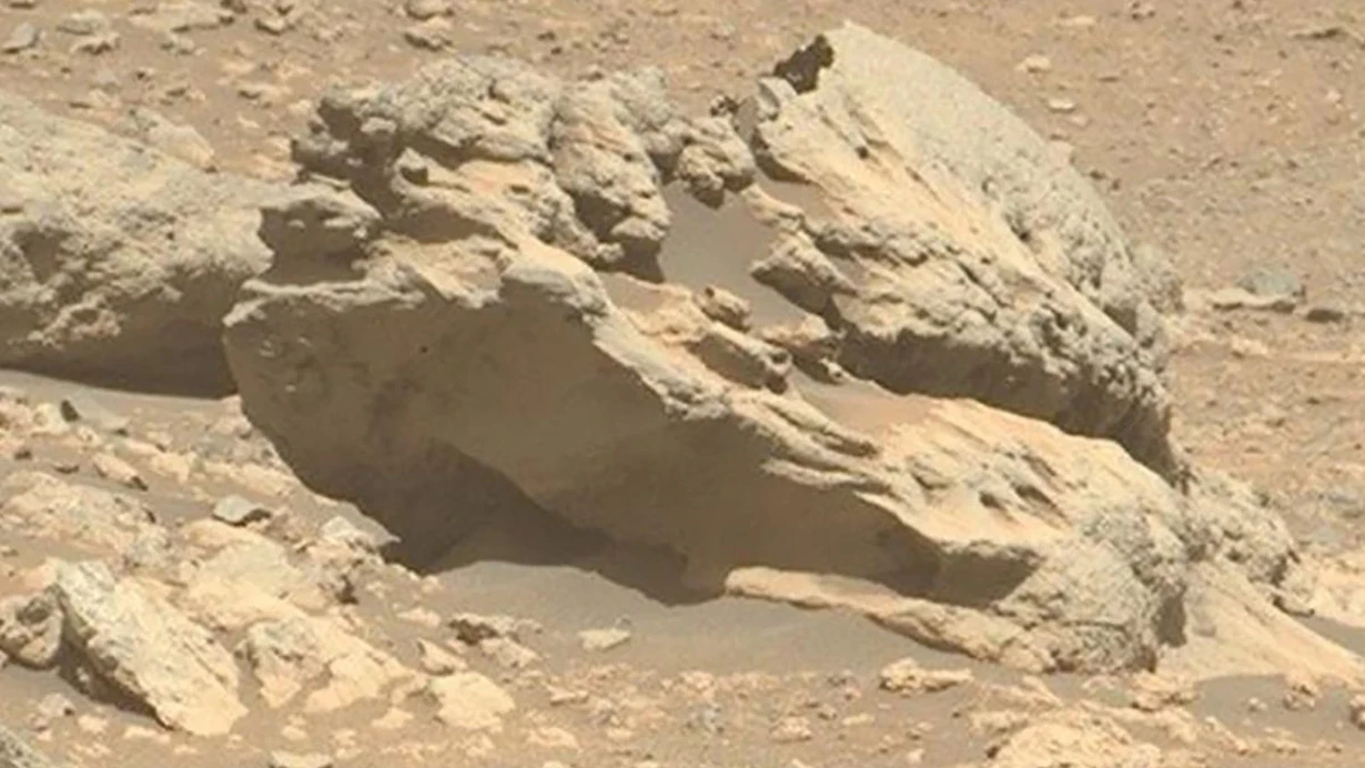 NASA Marsda yad cisim tapdı