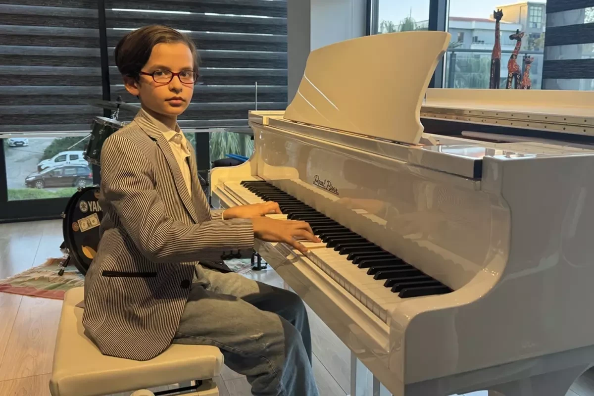 \"Məktəbi 2 ilə bitirdim\" - 10 yaşında məzun oldu