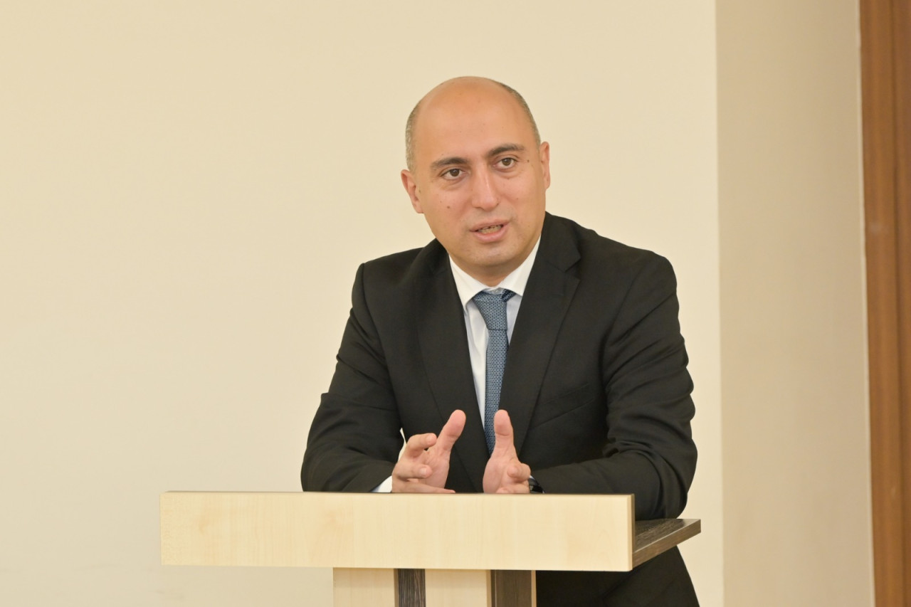 “Bütün ölkədə saathesabı işləyən bircə müəllimlərdir”