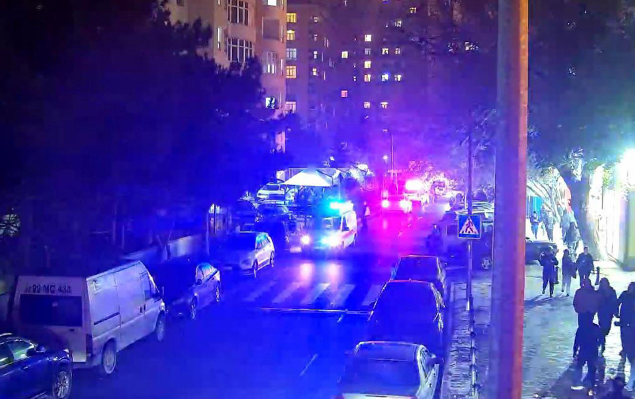 Yanğına görə bu küçədə hərəkət məhdudlaşdırıldı - FOTO