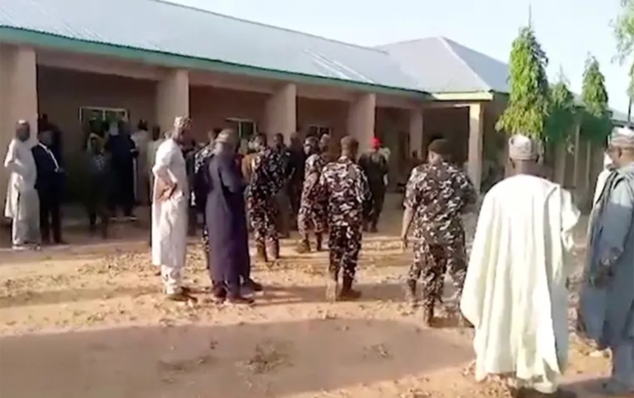 Bu ölkədə məktəbə basqın edildi - 227 nəfər qaçırıldı 