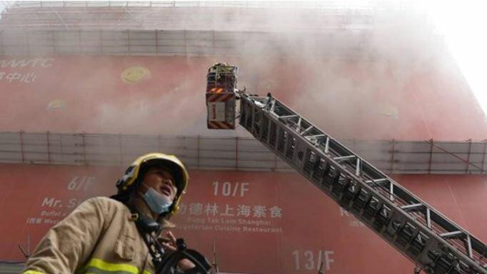 Çində ticarət mərkəzində şam ağacı alovlandı - FOTO