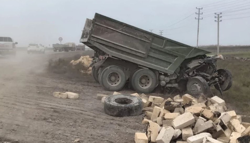 Bakı-Qazax yolunda ağır QƏZA: 2 \"KamAZ\" toqquşdu - VİDEO