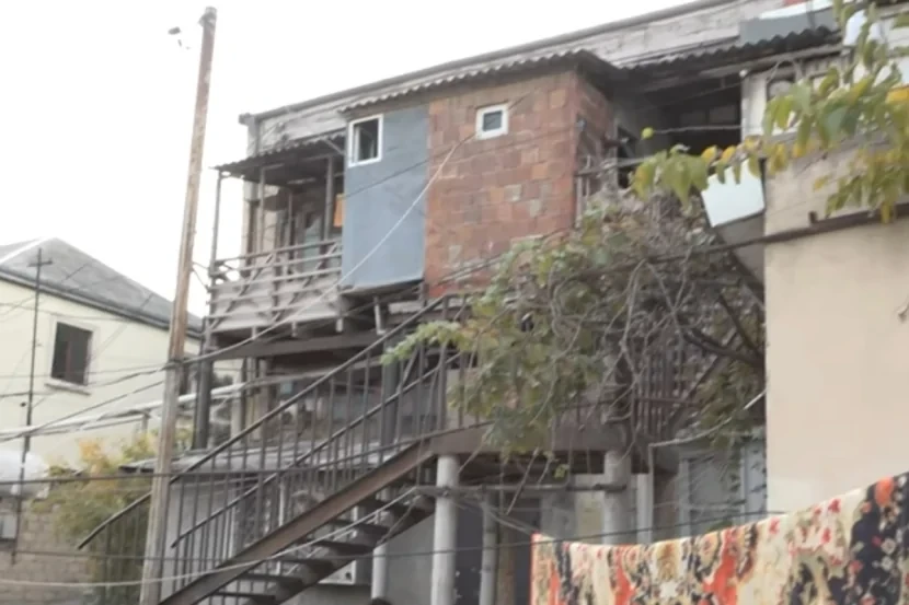 Binəqədidə qəzalı bina: Sakinlər illərdir təhlükə altında yaşayırlar