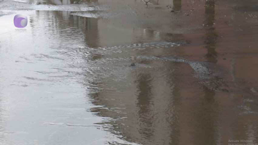 Bakıda içməli su küçəyə axıdılır - VİDEO