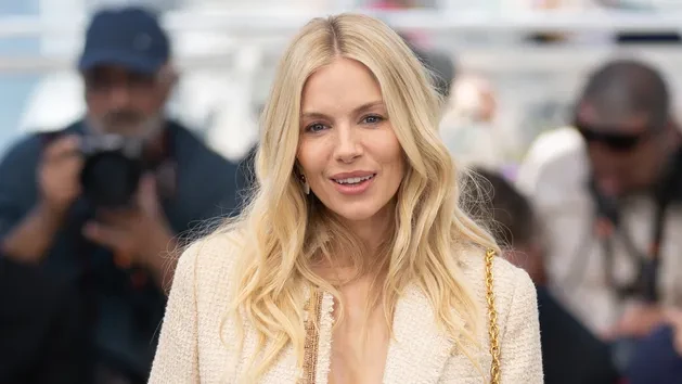 Məşhur aktrisa hamiləliyini qırmızı xalıda açıqladı