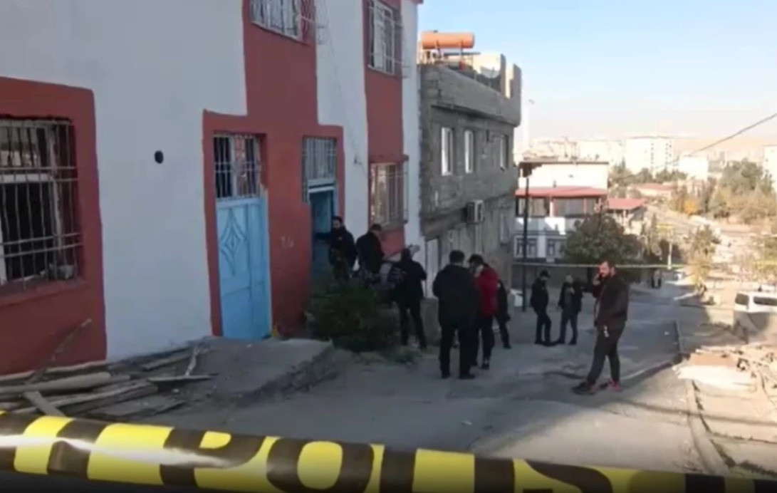 Boşandığı qadını uşaqlarını gözü önündə öldürdü - Türkiyədə DƏHŞƏT