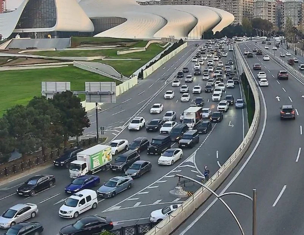 Paytaxtın bu küçələrində sıxlıq var