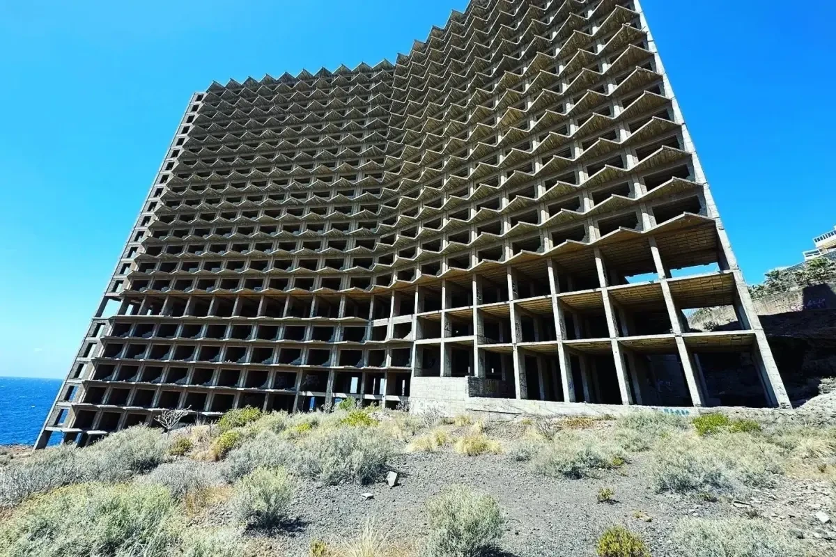 13 yaşlı qız 20 mərtəbəli oteldən yıxılıb öldü