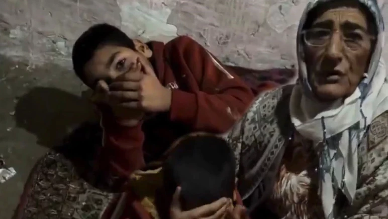 Əqli qüsurlu uşağı illərlə qəfəsdə saxladı - Türkiyədə qandonduran hadisə