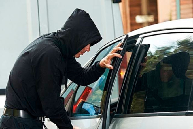 Bakıda avtomobildən 6500 manat oğurlandı