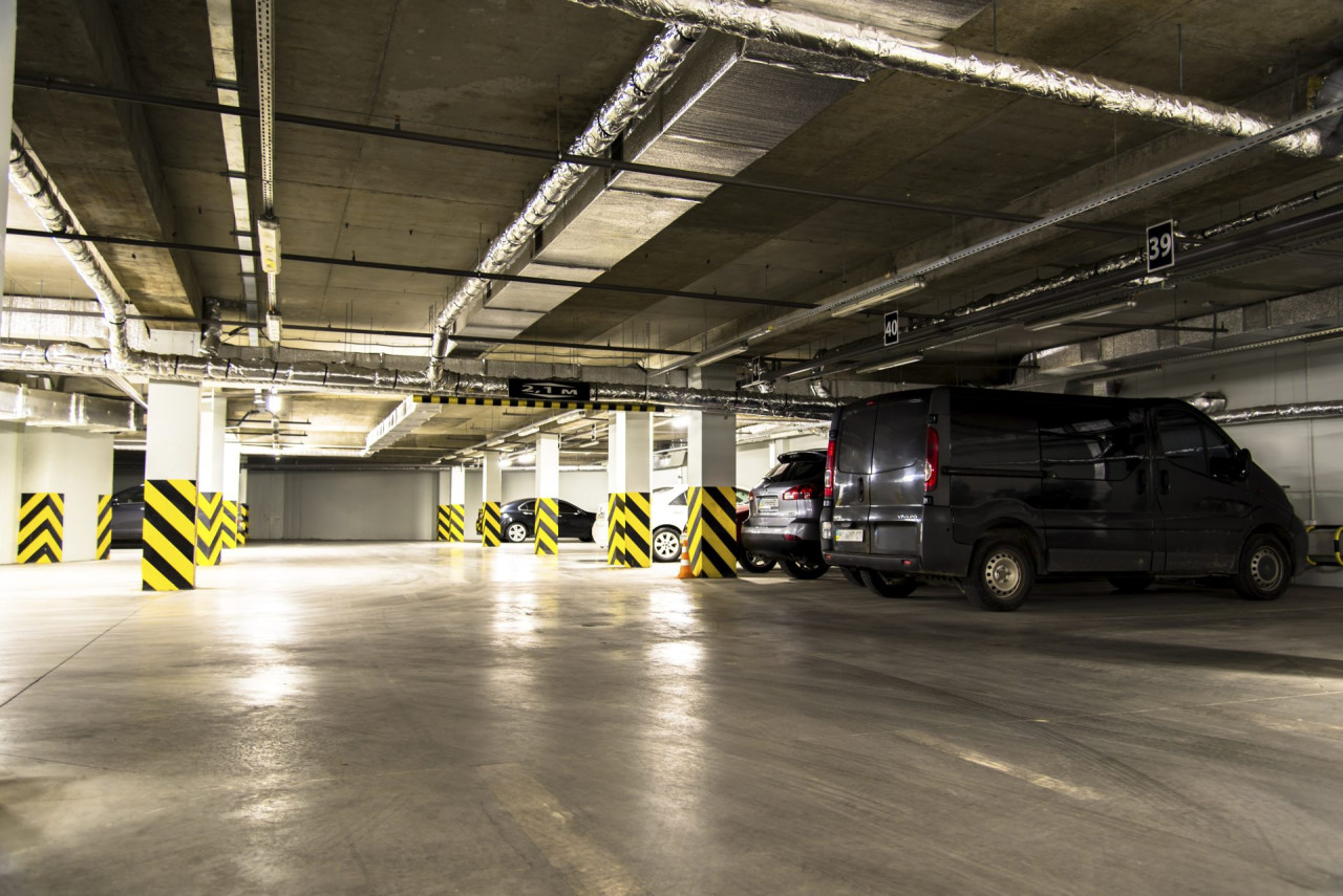 Bakıda hotelin qarajında 2 avtomobil yandı